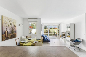 Chic and spacious apart with parking and garden